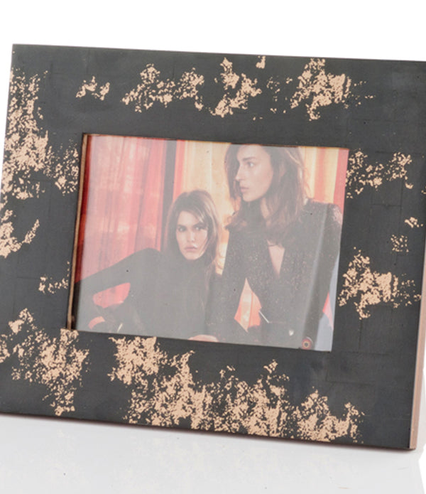 2' x 8.5' x 10.5' Black and Gold Bone 5x7 Photo Frame